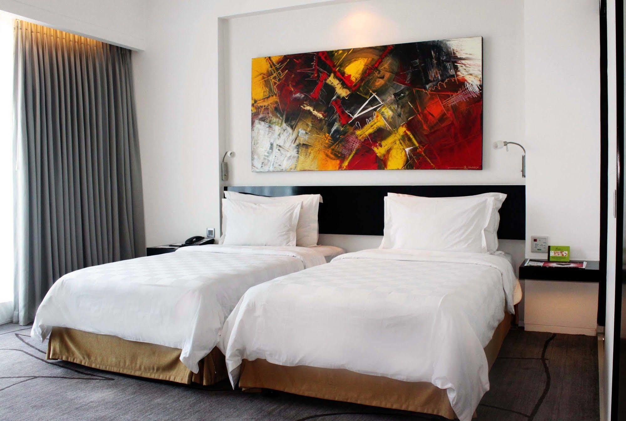 Ts Suites Sorabaya Extérieur photo
